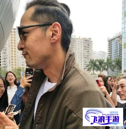 (亲密行为是指) 亲密行为背后：一个男人轻易举动是否意味着他会轻易放弃你？探讨男性的承诺意愿和行为动机。